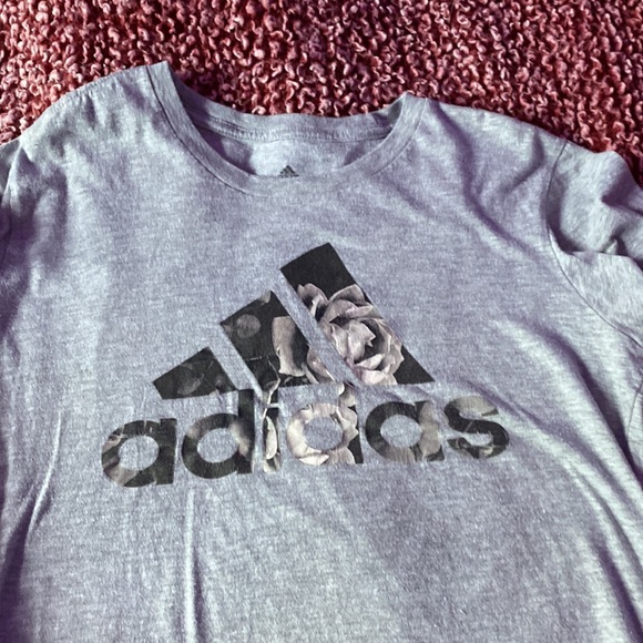 Size medium adidas t-shirt - Picture 2 of 3